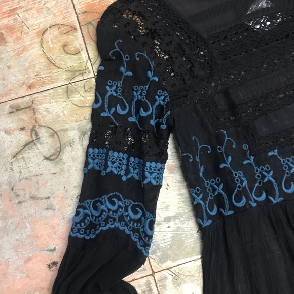 Elegant Black and Blue Lace Dress - Picture 5 of 8